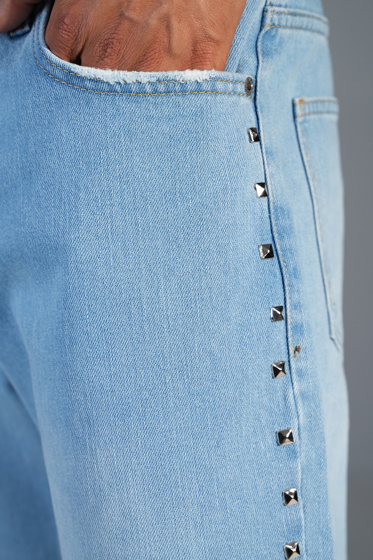 Baggy Jeans mit Nieten