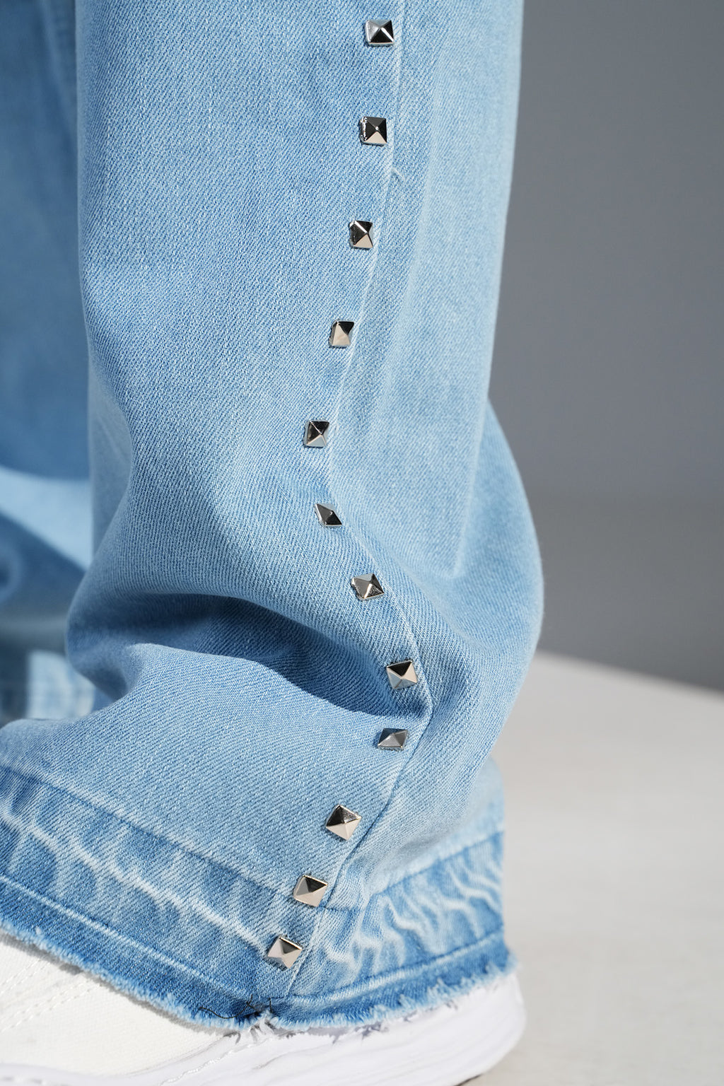 Baggy Jeans mit Nieten
